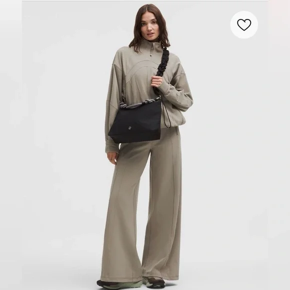 Lululemon Convertible Crossbody- Black - Picture 1 of 11